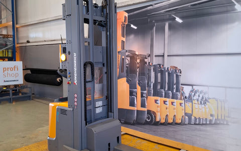 Stand-in automated pallet stacker AGV carrying a pallet — illustrative only, not a Hyundai Wia or Kia product